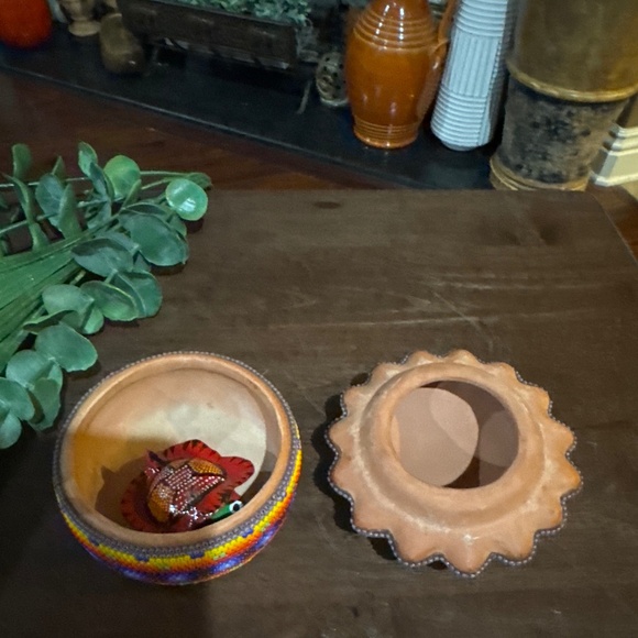 Vintage 4” Beaded Sun Plaque Clay Huichol Mexican Folk Art Trinket Box - Picture 3 of 5